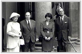 Accueil par le président de la République et Mme François Mitterrand de la Reine Elizabeth II du Royaume-Uni et du Prince Philip, Palais de l'Elysée, Paris, 9 juin 1992